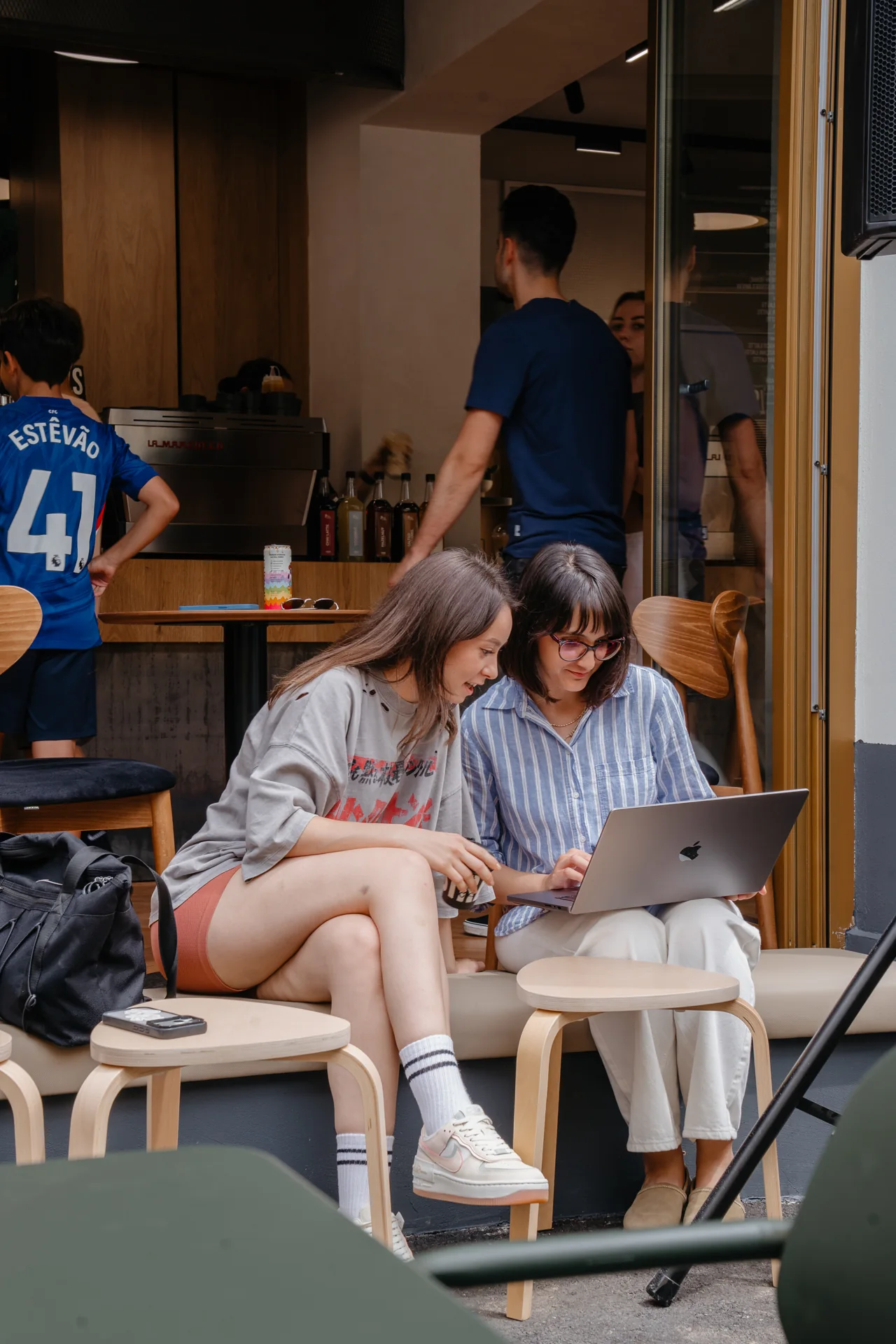 O pauză la cafea pe terasa Street Coffee Elite