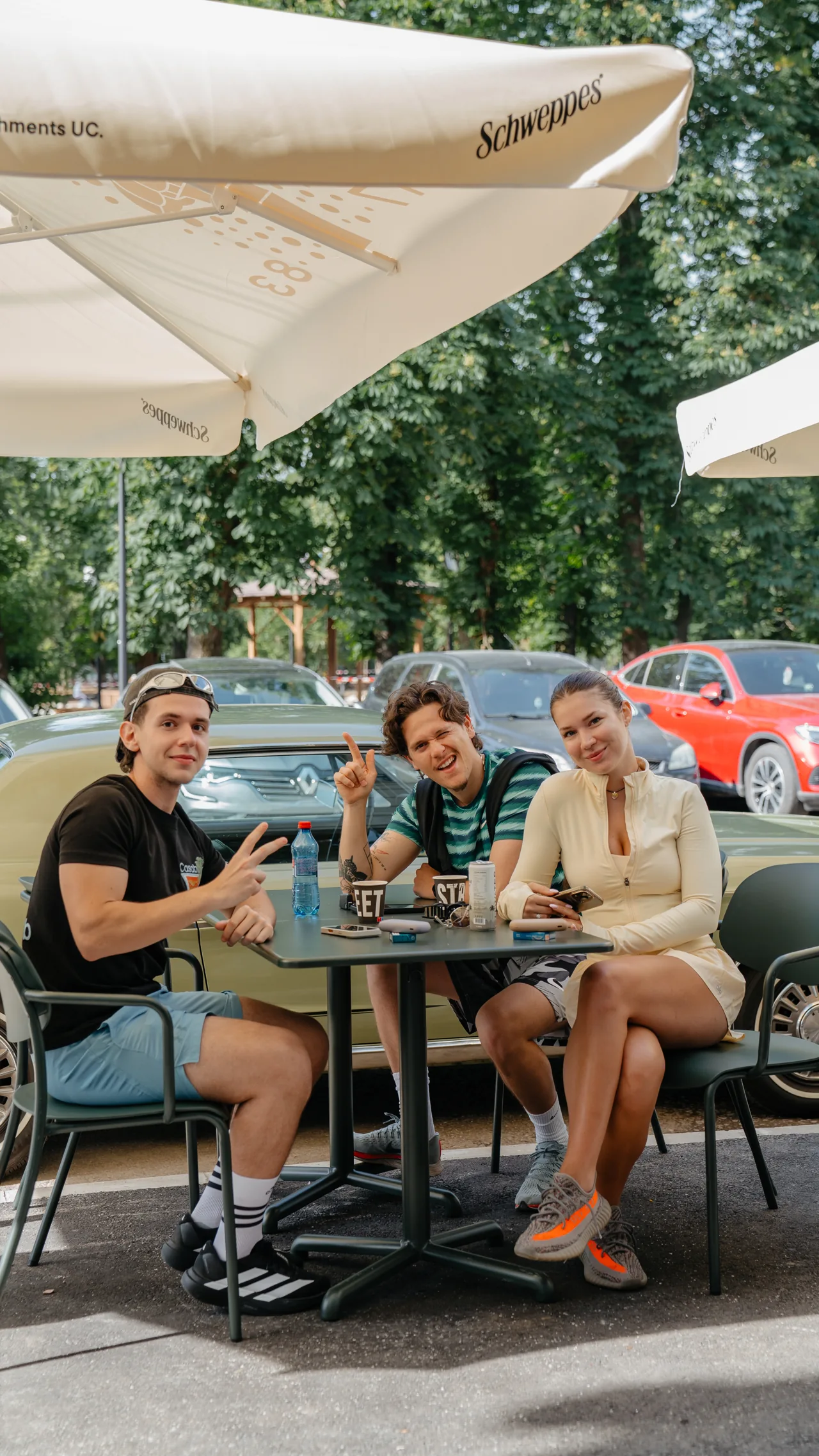 Prieteni la cafea pe terasa Elite
