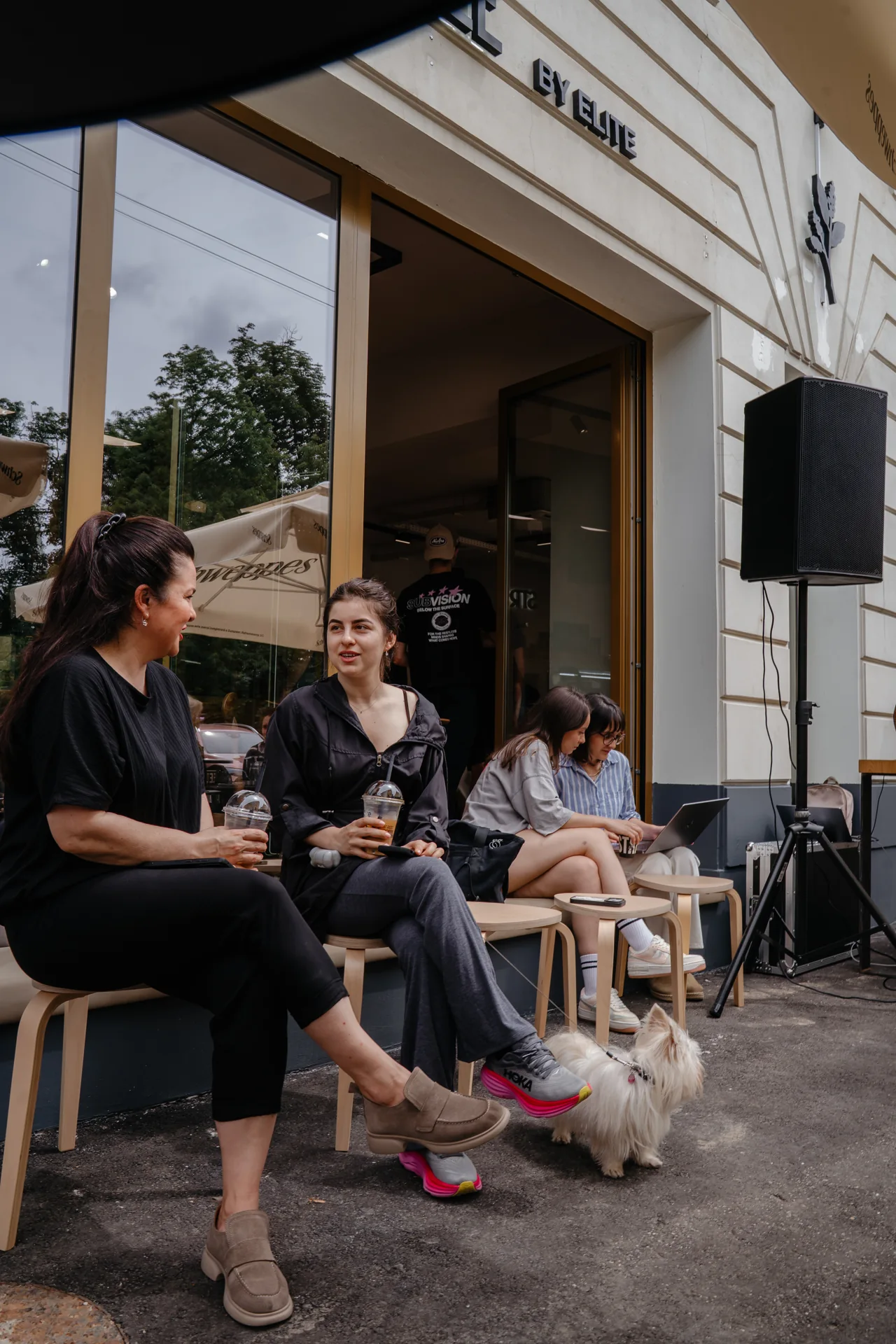 Conversații în fața cafenelei Street Coffee Elite