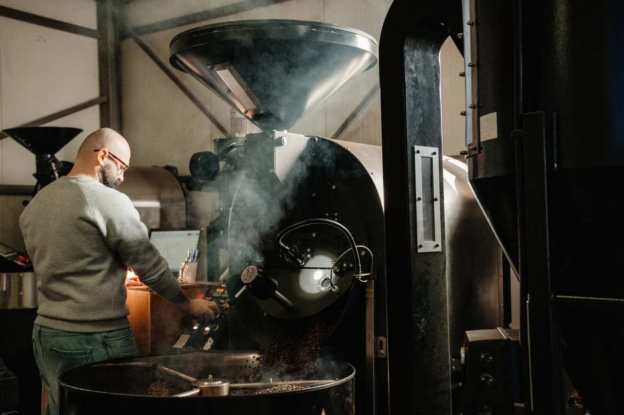 Prăjirea cafelei în prăjitoria Street Coffee
