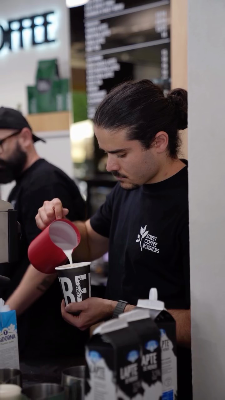 Oameni și cafea la Street Coffee Elite