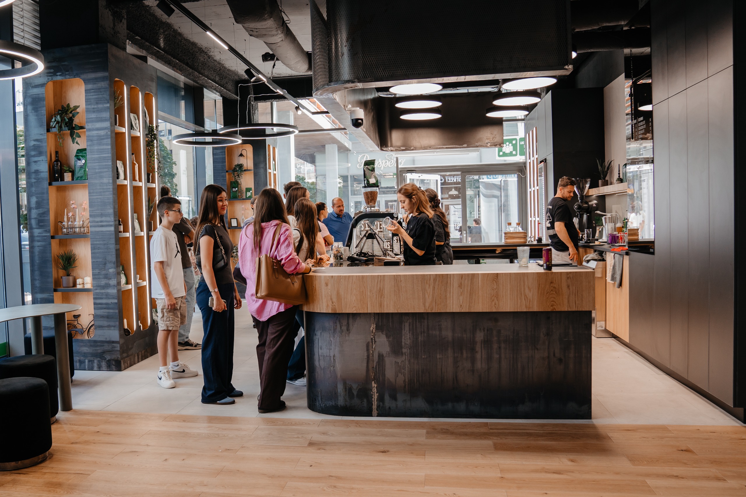 Street Coffee — barista și oameni în cafenea