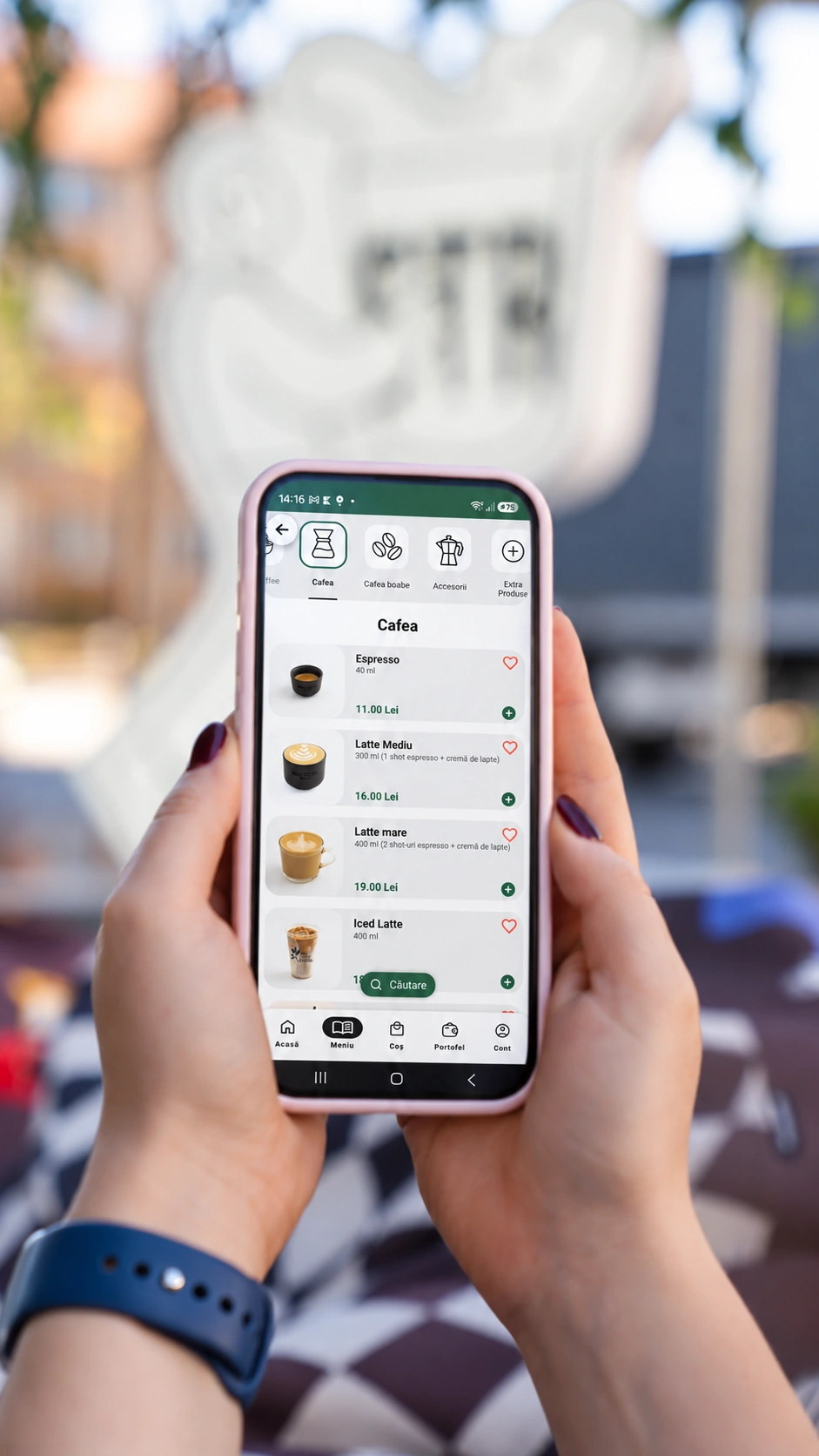 Aplicația Street Coffee pe telefon, cu meniul actual și băuturile preferate