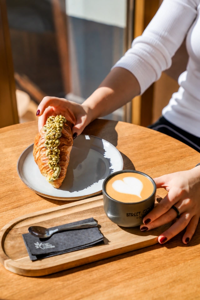 Focaccia și cafea Street Coffee, servite cu grijă