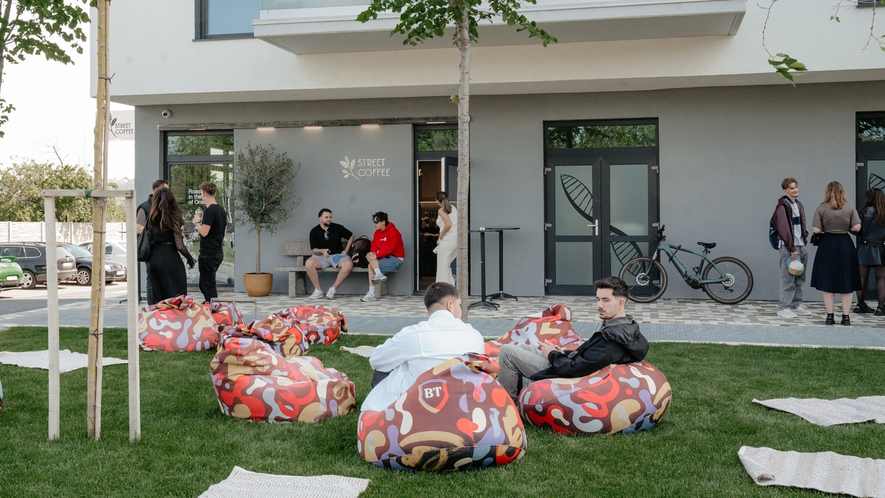 Cafea și relaxare în grădina Street Coffee Grandhill
