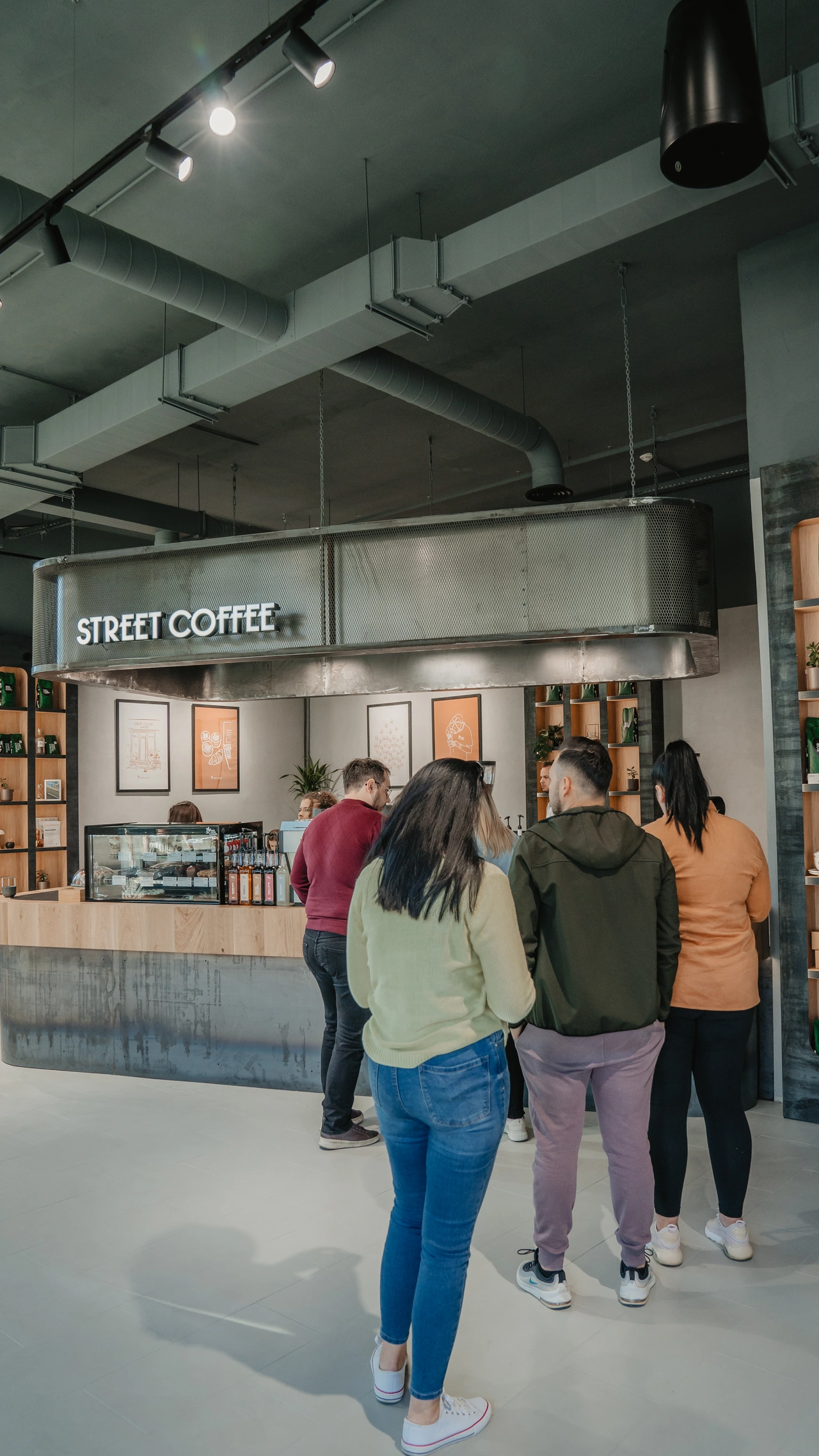 Atmosfera din cafeneaua Street Coffee Județean
