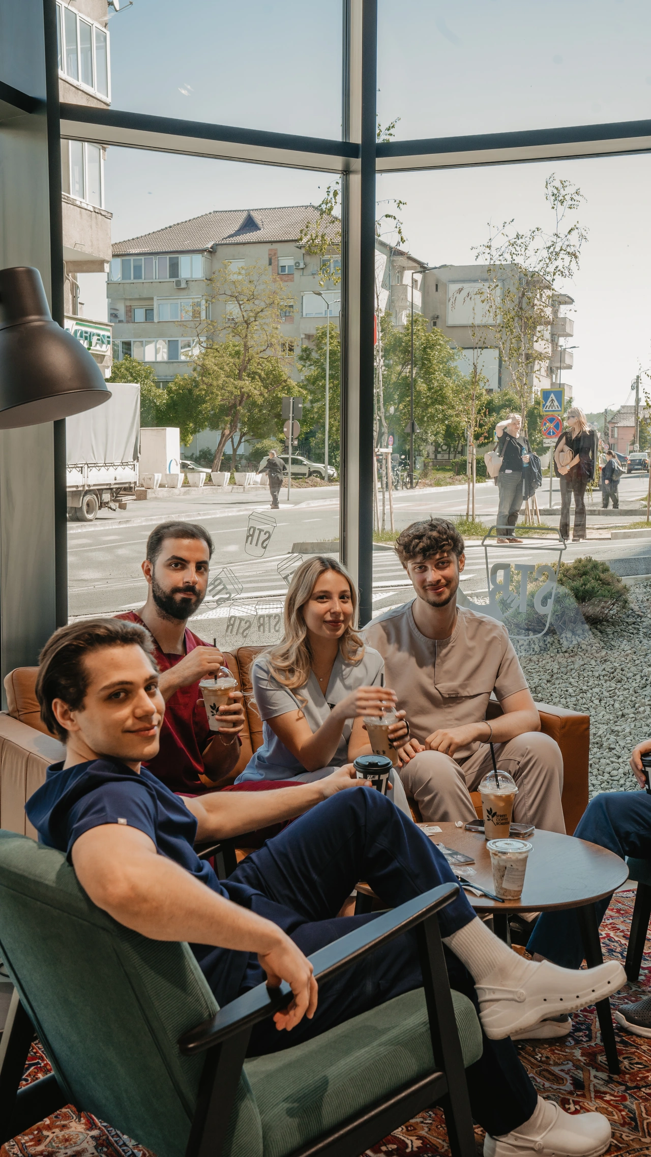 Prieteni la o cafea la Street Coffee Județean